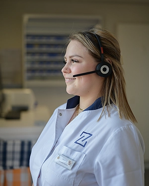 Assistante du cabinet dentaire ZB Dentistes répondant aux appels téléphoniques