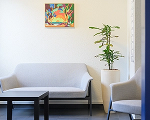 Salle d’attente confortable du cabinet dentaire ZB Dentistes